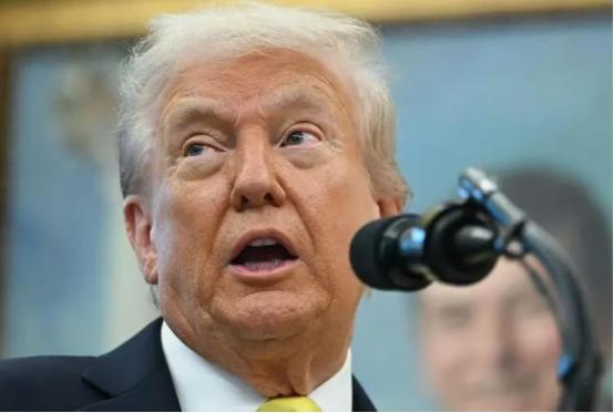 毛主席早就说过：美国是只纸老虎，一戳就穿。这次扣押中国货轮的同时，却放走了俄罗斯