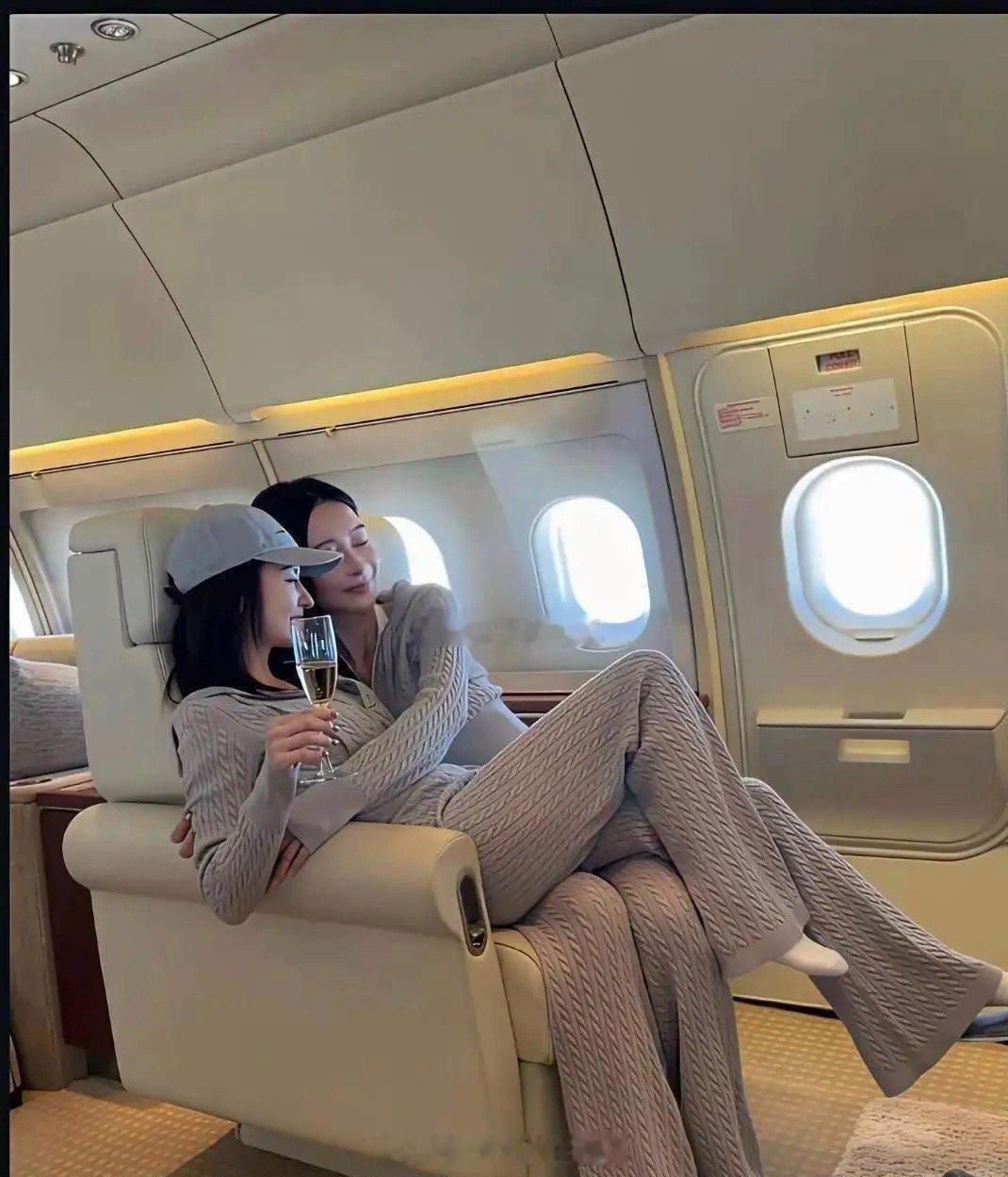 不懂就问，这是飞机的什么舱？竟然可以这样坐着或躺着。 