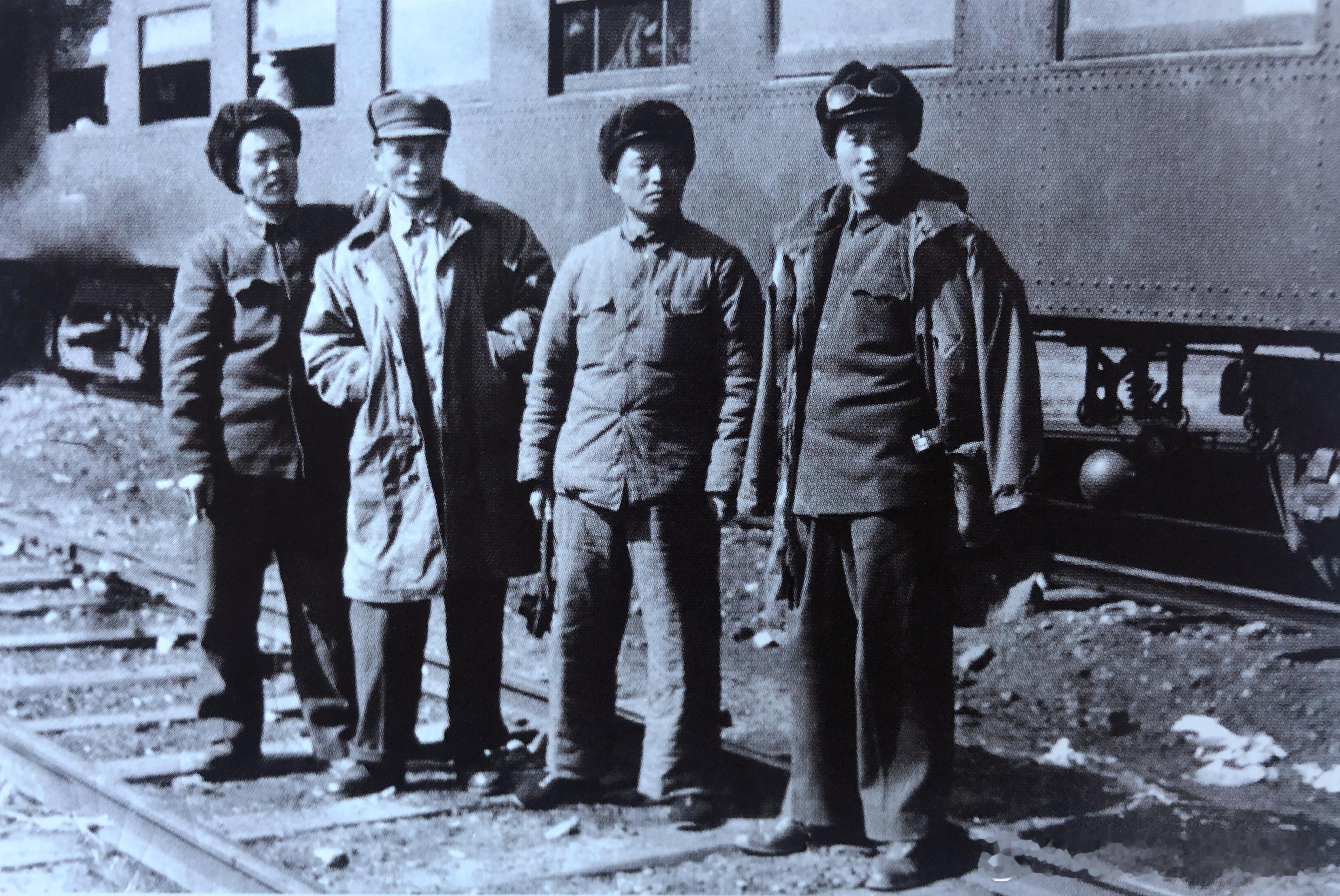 1951年入朝途中12军35师师领导干部在锦州火车站，左起参谋长张镰斧、政治部主