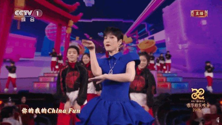 李宇春春晚直拍 一直以来李宇春的舞台都很有感染力，这次看李宇春的春晚舞台直拍她仿