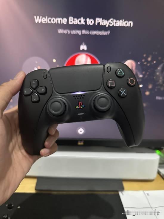 近日，一名玩家在reddit游戏社区分享了自己的PS5手柄改装作品，将“午夜黑”