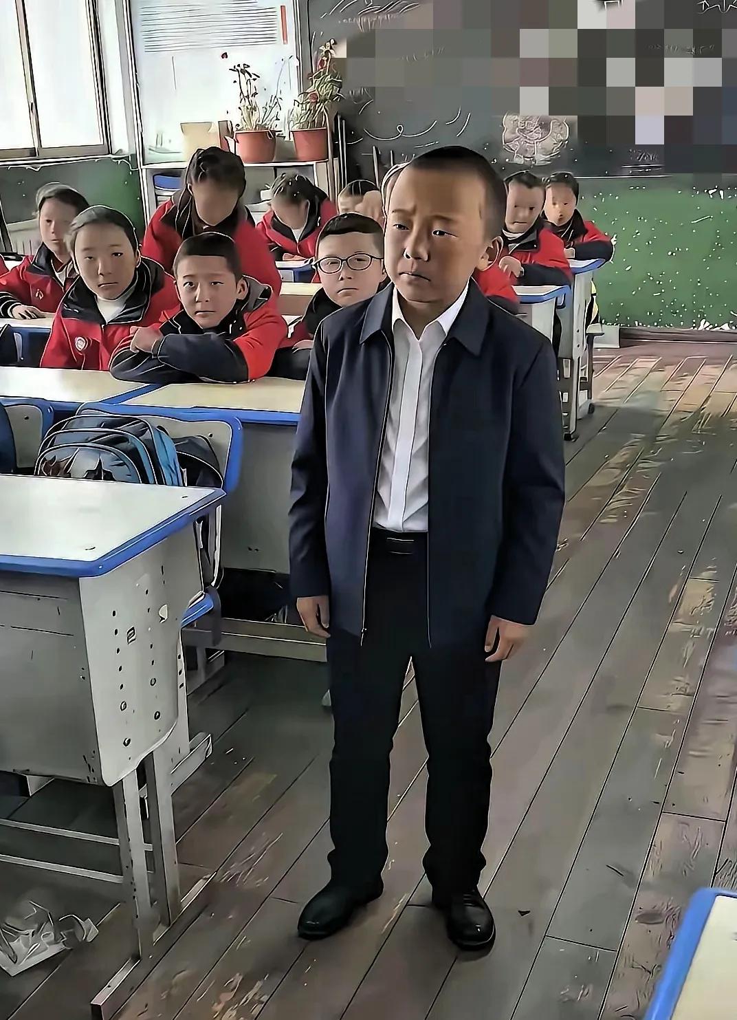 孩子一看，就是校长级别的，你不服不行！


这孩子往那一站，妥妥的领导气质，难怪