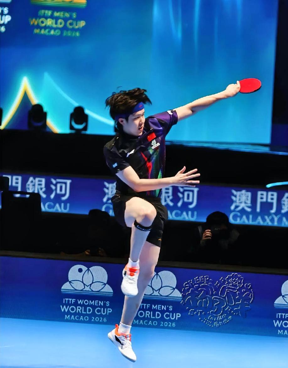 王楚钦这张图简直封神了，
网友们直呼头发丝都是优秀的。
这轻功太绝了，
外协能研