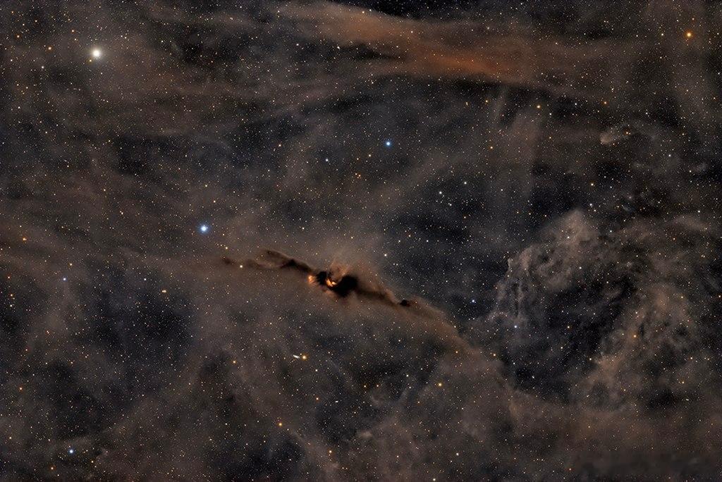 “宇宙蝙蝠”星云 🦇 LDN 43 的红色光芒——不要将其与蝙蝠星云（NGC 