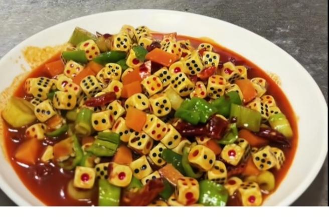 〔欣赏图片〕
天下美食数不清；
厨师真的不一般；
豆腐做出经典菜；
红烧骰子炒一