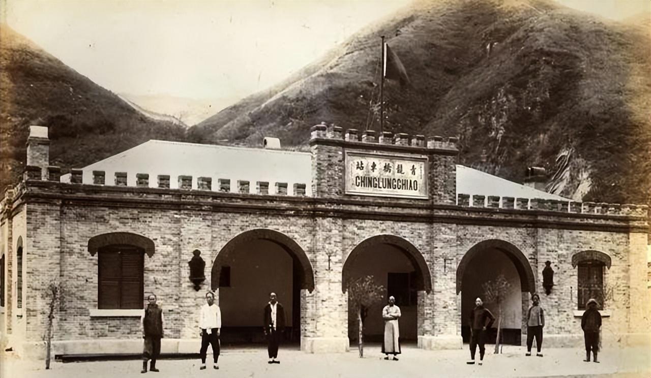 1982年，铁道部决定为詹天佑迁坟，未曾想，在挖开詹天佑墓的瞬间，竟看到棺木里流