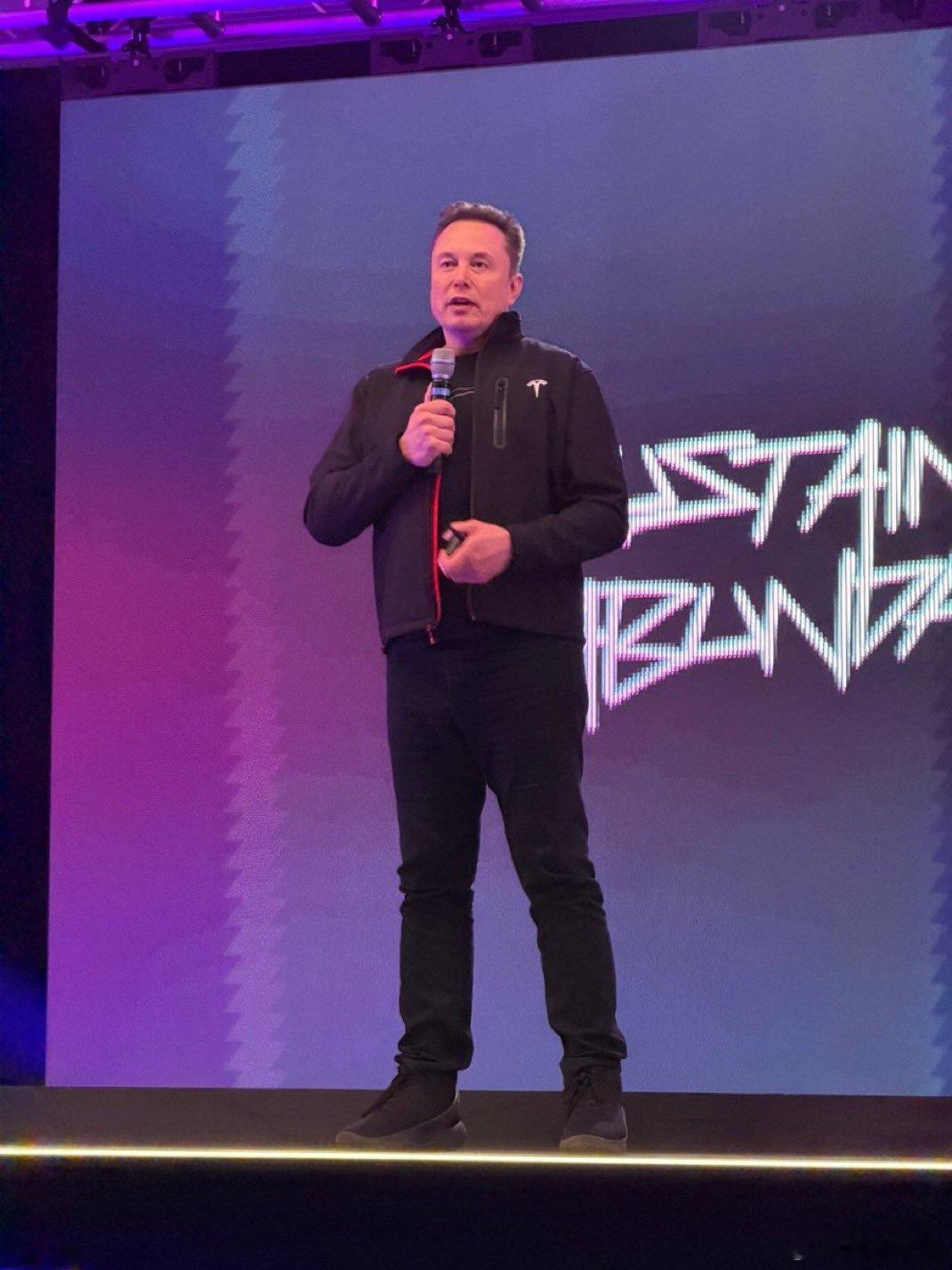 马斯克表示，特斯拉将于2026年4月1日发布新款的Roadster，百公里加速1