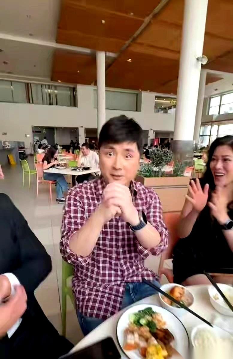 香港老戏骨李家鼎的儿子，李泳豪，今年46岁了。
人到中年，娶了老婆，却依然在租房