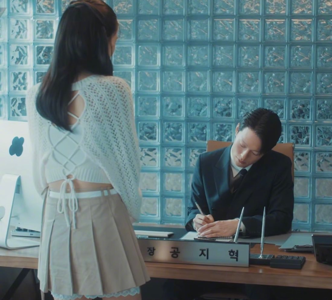 热转中的 一吻爆炸 女主造型网友认为：谁会穿成这样去上班？并戏谑：孔志赫，真的不