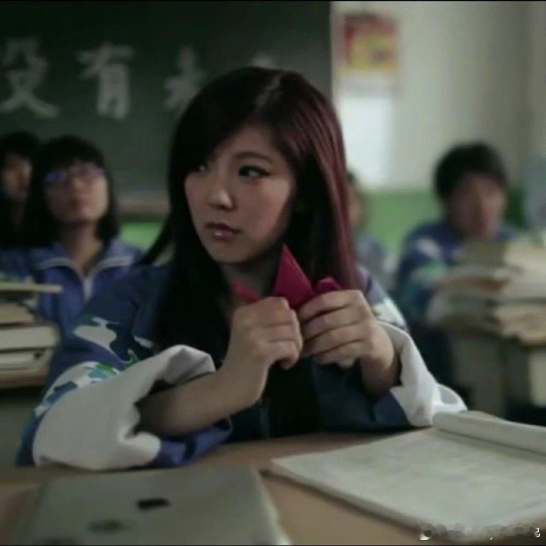 赵奕欢穿校服梦回青春期程小雨不靠少女感取胜，赵奕欢身上独有的少年感搭配校服，直接