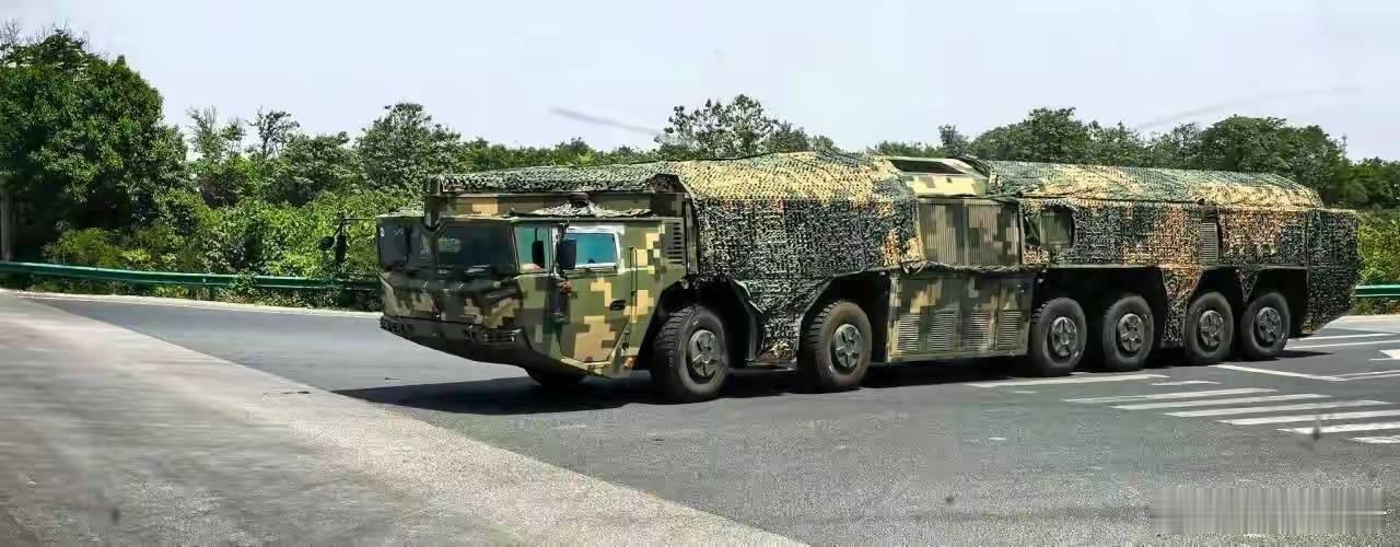 疑似27被拍到了 这可是第二岛链外的大杀器 PS：看这姿态又是混动特车底盘。图源