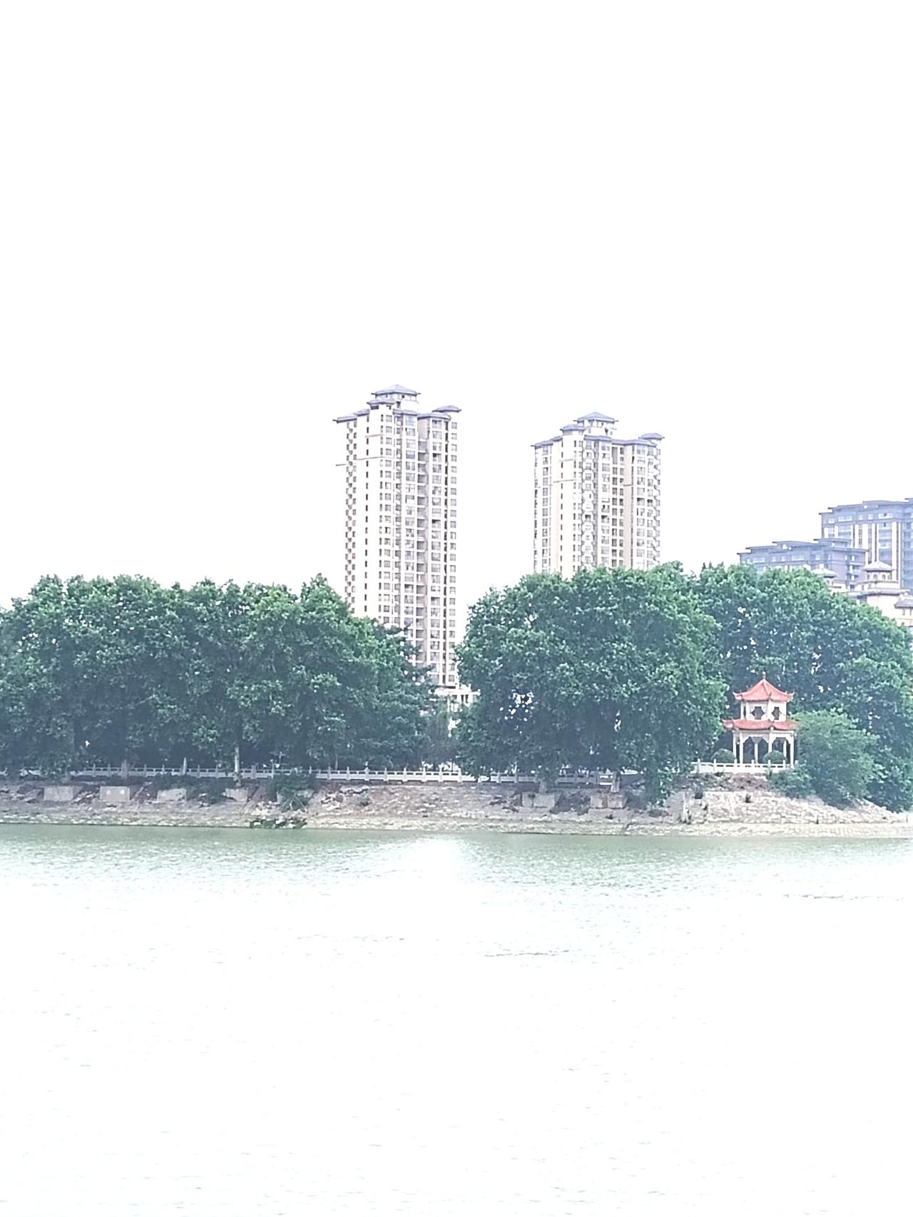 吃过早饭就去了沈丘县迎宾大道大闸公园，看到颍河岸边的两岸风景，就随手拍下这美丽的