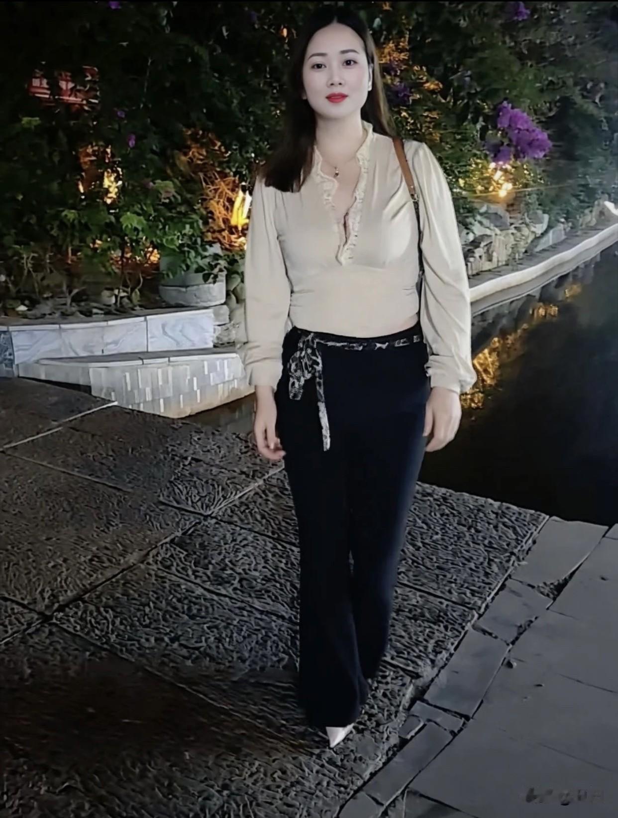 原创逛公园随手拍一张风景图片月色如水，花影入梦。