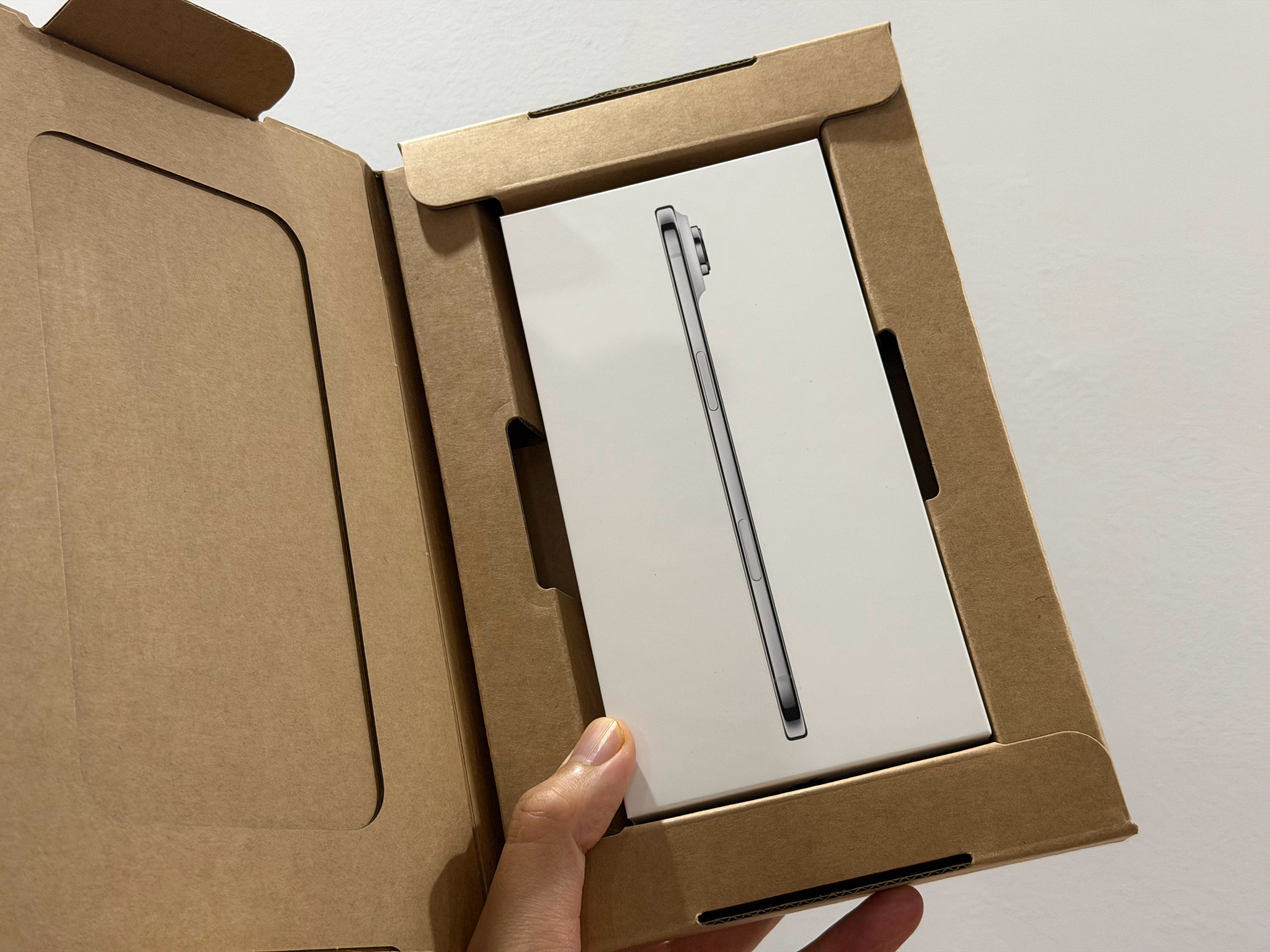 iPhone Air首周销量5万台？为什么我的等了这么久今天才派送[捂嘴哭][捂