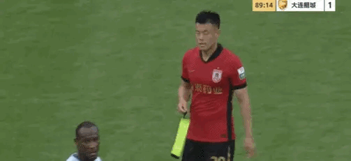 老国脚一本正经地调皮，直接把外援给整懵了……“给他，不给你”。

这场景好似周五