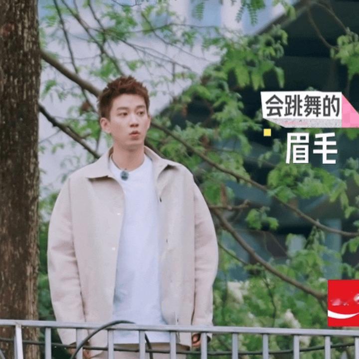 演员又在灵活控制自己五官中。。 
