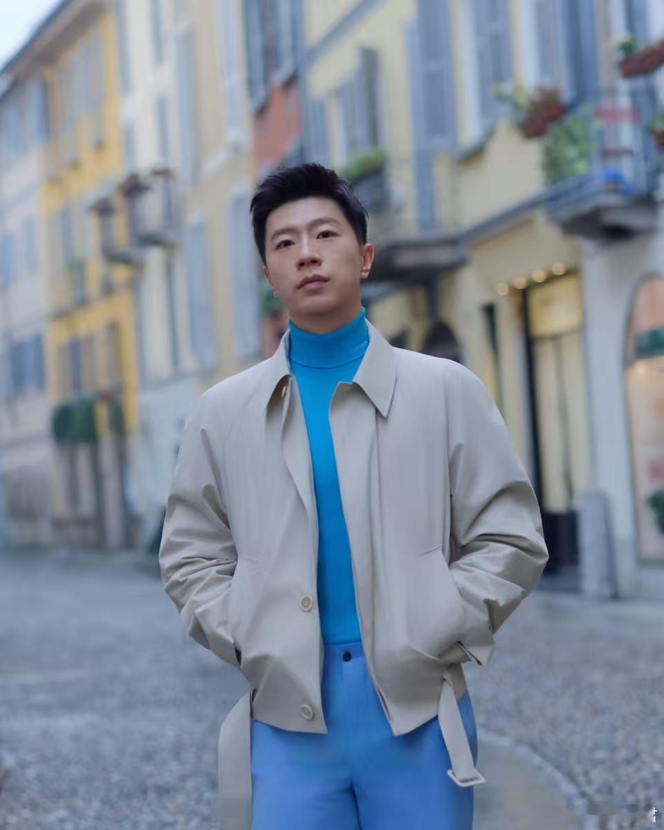 马龙线下原生状态马龙线下松弛感不施粉黛的原生状态超真实，站坐之间都很舒展，自带让