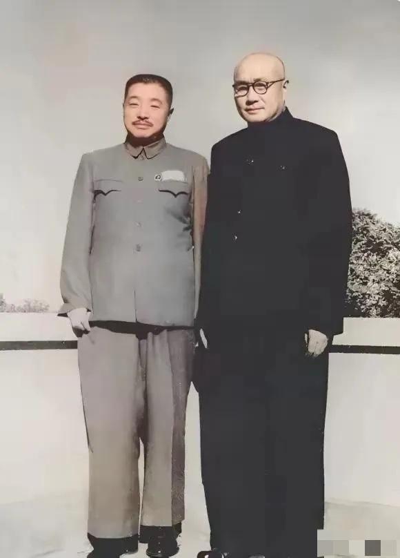 1950年，西南局重庆驻地，刘伯承与贺龙的珍贵合影，当时刘伯承担任军政委员会主席