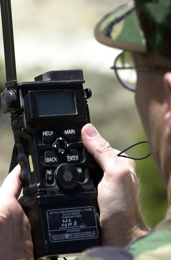 拯救这名美军飞行员的背后，一个无法被敌方识别，且向外界呼救的神器。

美国此次被