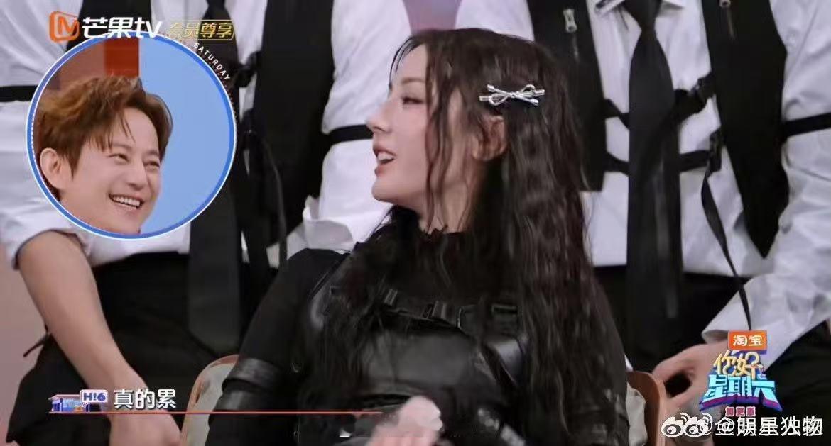 迪丽热巴人还在魂已经飘走了 你好星期六 被热巴这状态笑到！人在节目里，魂却像出了