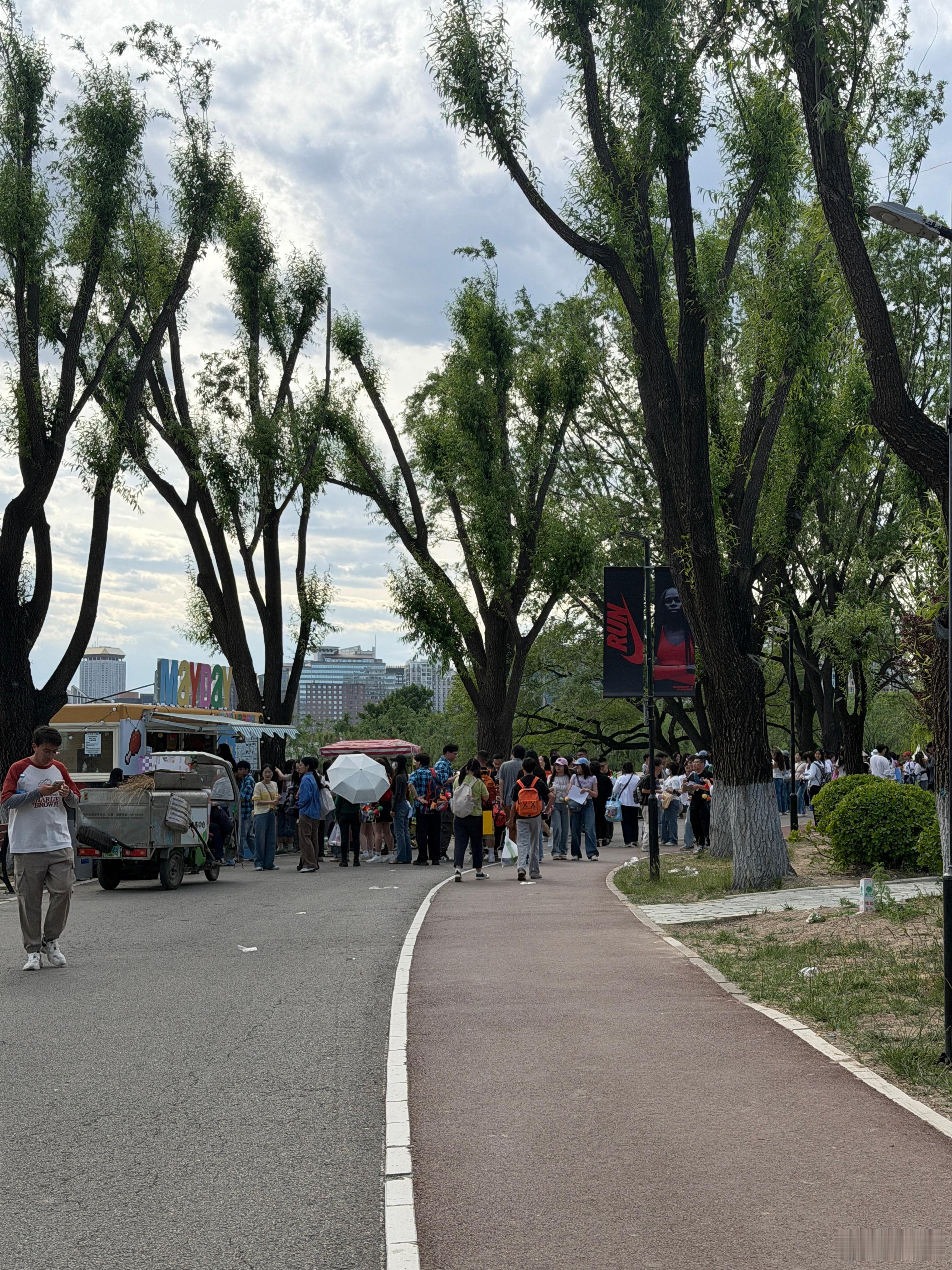 wmls们，咱们在朝阳公园里拍照打卡、购物交流的时候，请考虑一下其他游客，稍微靠