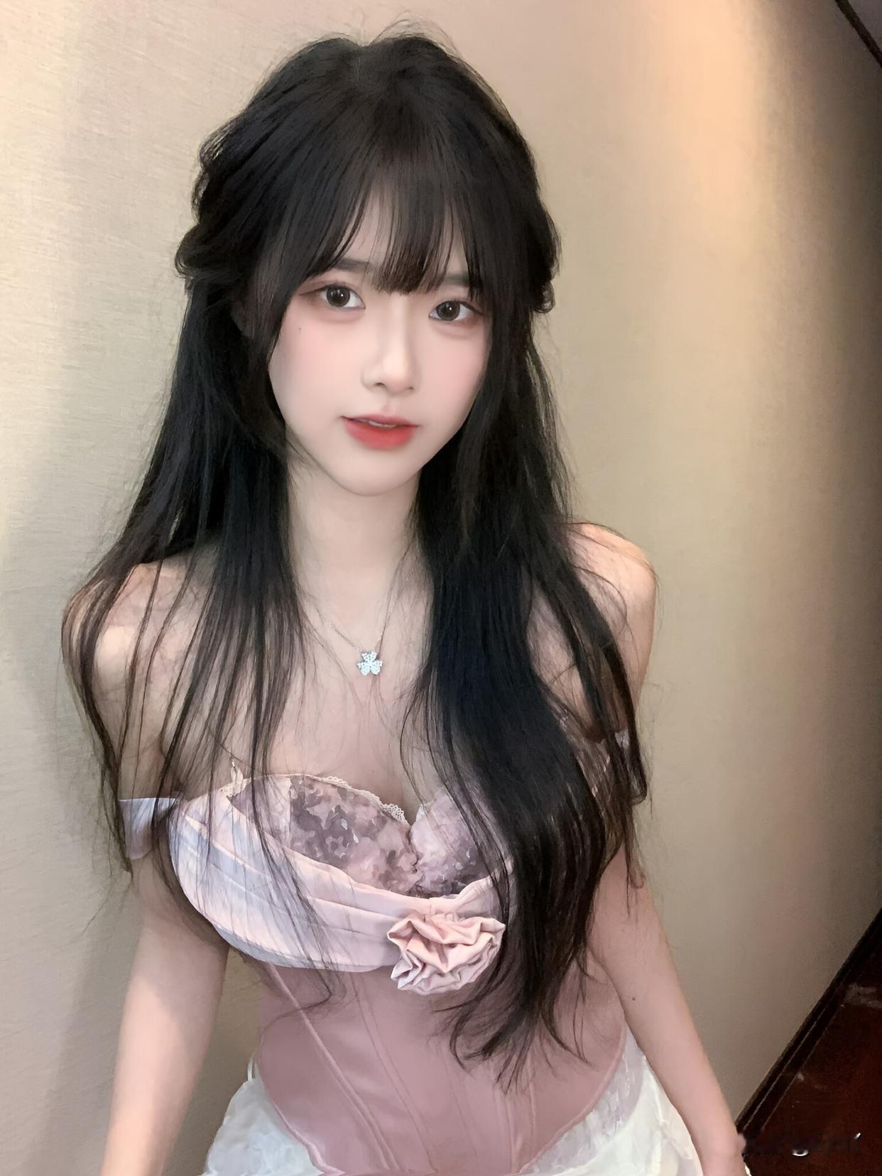 甜美少女风，粉色连衣裙，精致妆容，可爱发饰，温柔微笑。
短裤和短裙，你更喜欢哪个