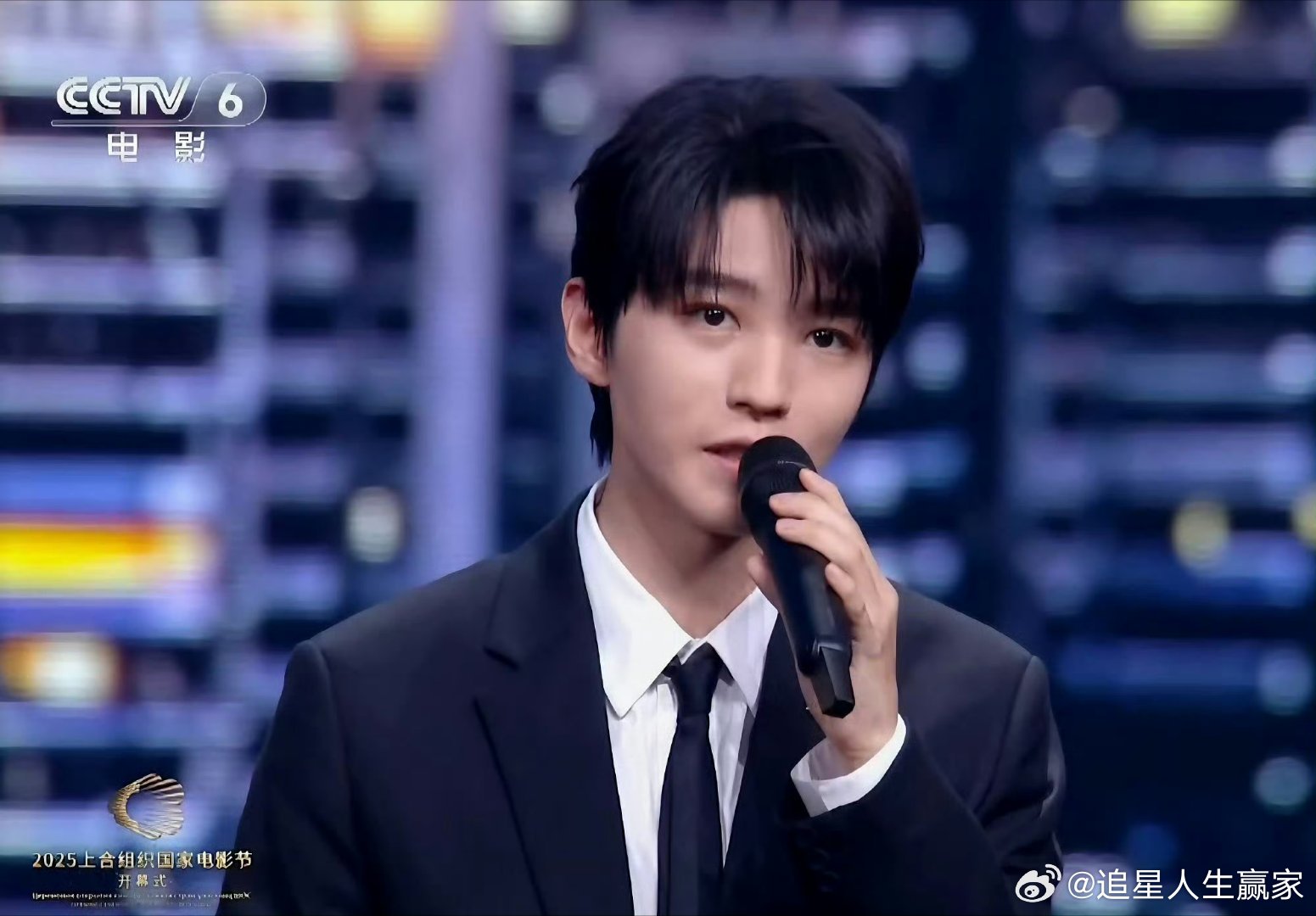 王俊凯上合电影节妆造，造型好看，发言有电影人的风范 ​​​