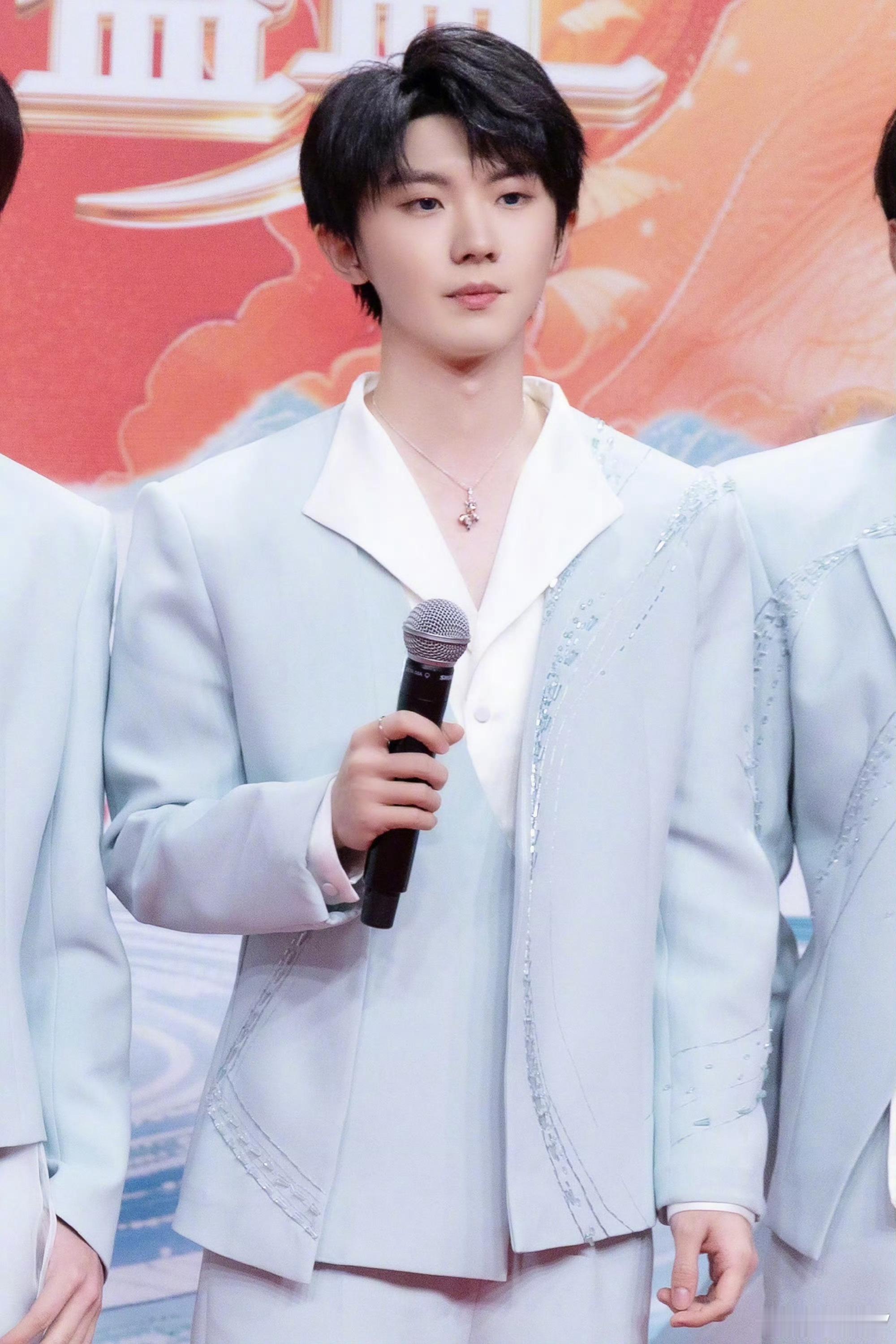 时代少年团芒果TV选送时代少年团全员蓝白look造型昨天一首《一眼千年》现在还在