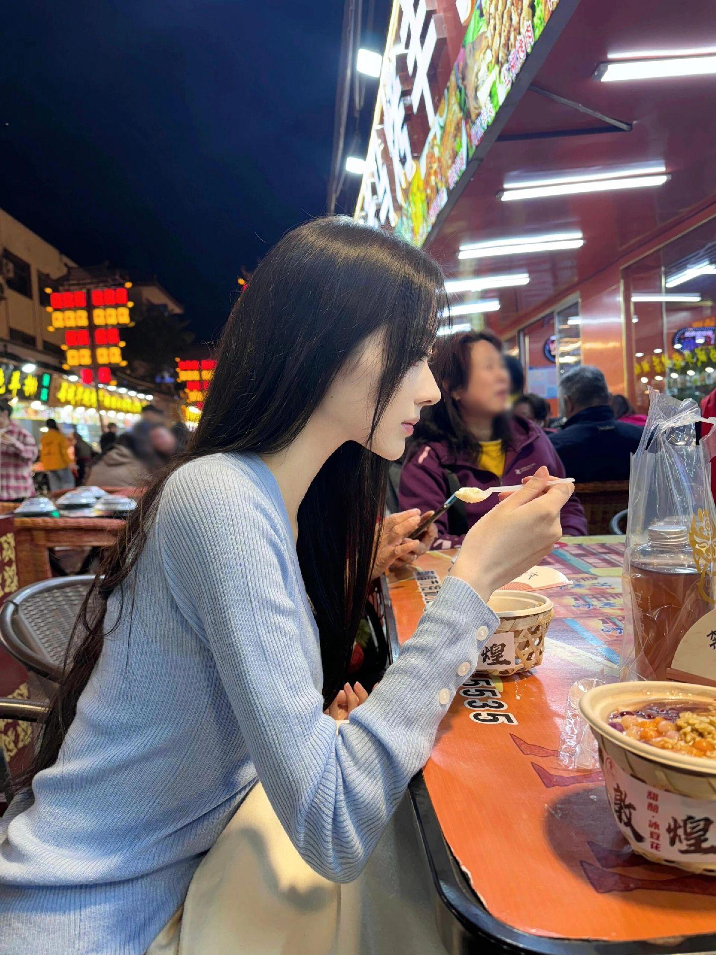 “元宵节的第一条祝福送给你 元宵元宵，祸患全消，我希望你顺顺利利没灾没...