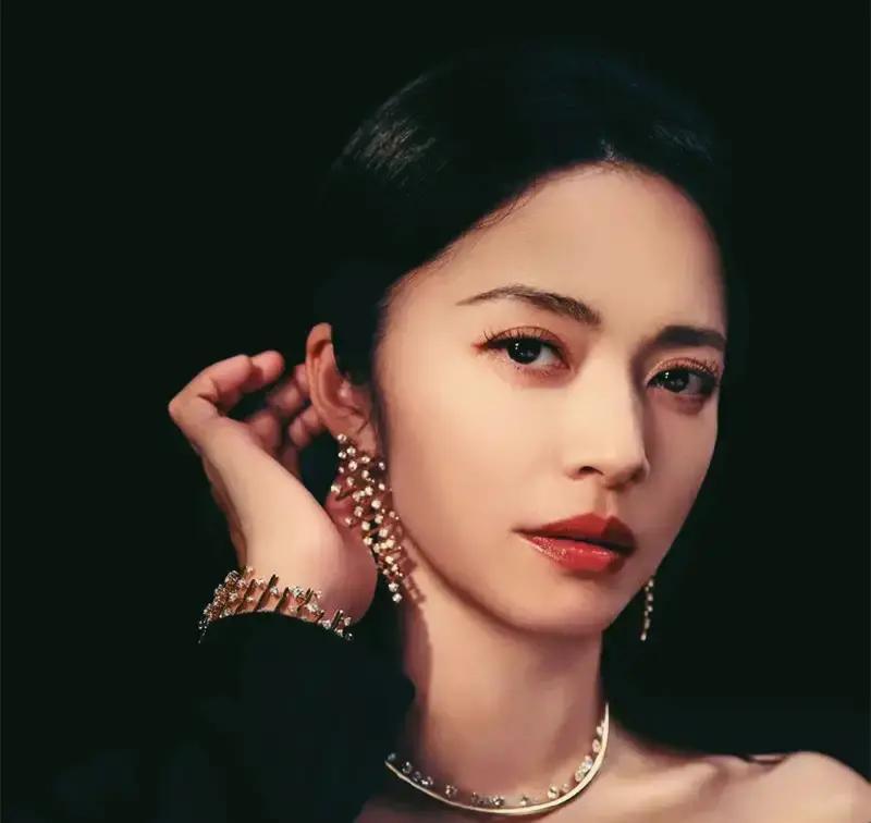 姚晨曹郁那离婚声明，仔细一品，味儿不对。

说是刚离，实际上早散了。
拖了这么多