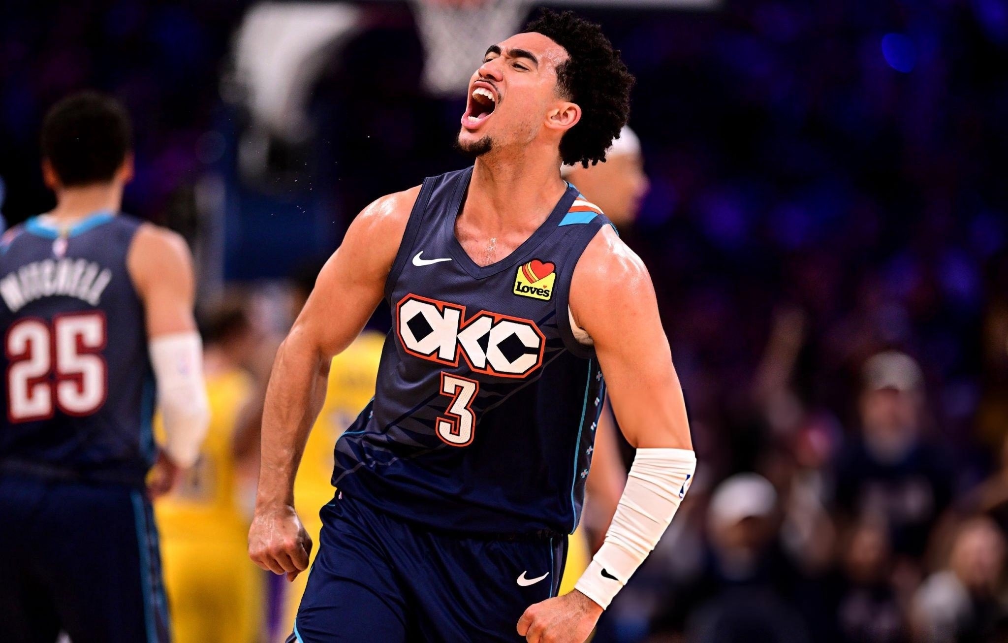 NBA 贾里德·麦凯恩在战胜洛杉矶湖人的比赛中：• 18 分• 投篮 11 中 