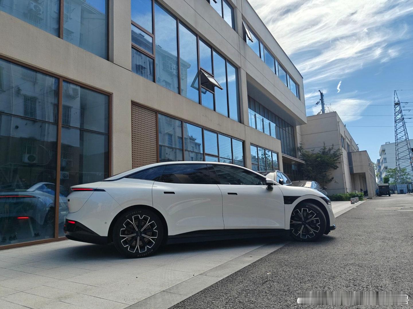 这个月仔细算了笔账，极氪的能耗成本低得惊人。智能能量回收系统让每次刹车都在为电池