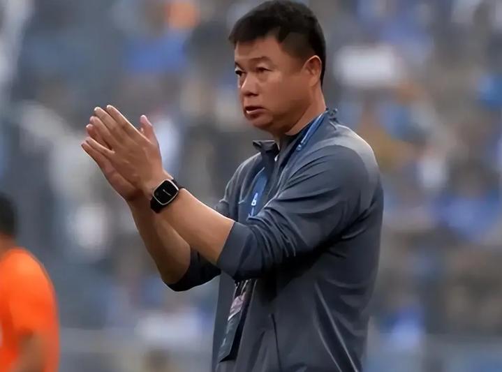 给不淌足协浑水的于根伟点赞！
在国足主帅竞选前，于根伟是本土热门人选之一。而在邵