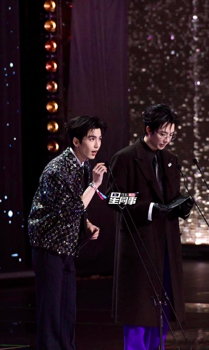 张凌赫刘宇宁颁奖张凌赫刘宇宁同台颁奖张凌赫、刘宇宁在爱奇艺尖叫之夜同台颁奖了，两