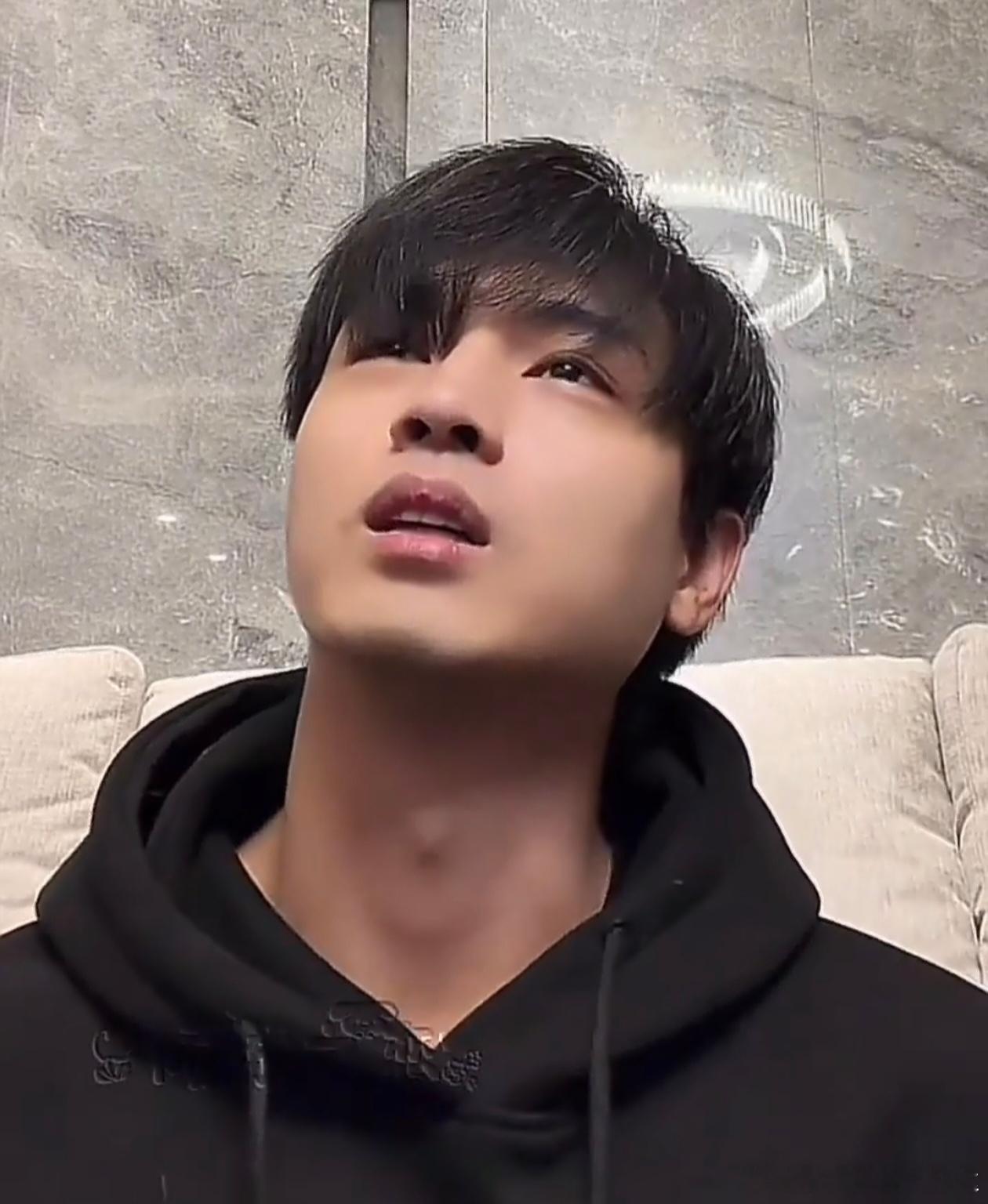 秦霄贤胖了16斤感觉秦霄贤胖了也没啥变化啊，只能说胖的恰到好处吧，那时候看他主持