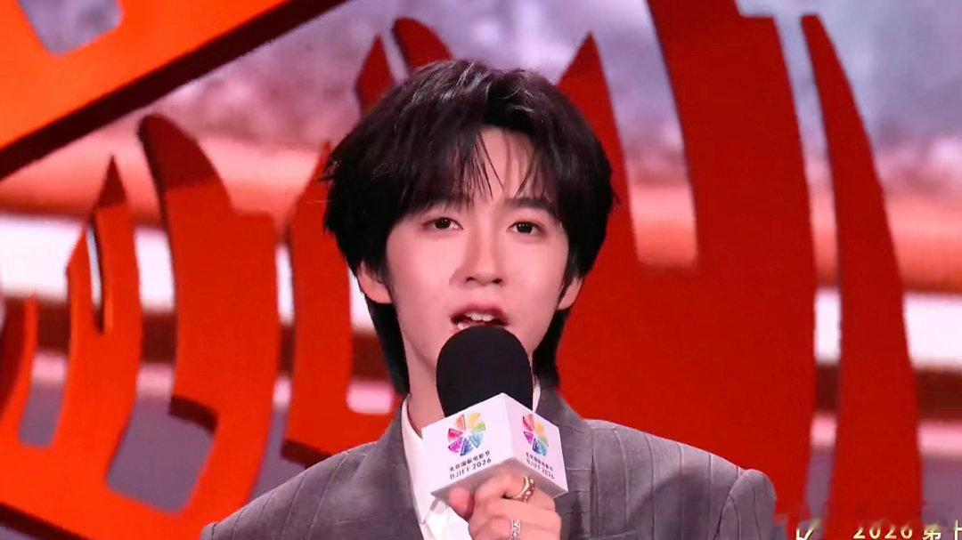 网传贺峻霖给宋亚轩的音综当主持 非官宣我先跪为敬。别的瓜我可以等等，这个瓜我等不