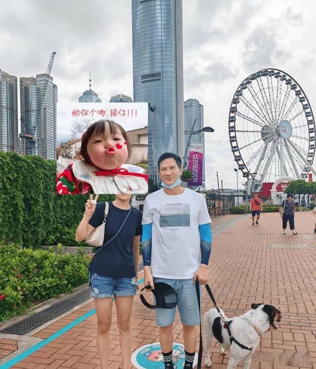 59岁关咏荷遛狗，皮肤超好，像少女一样 