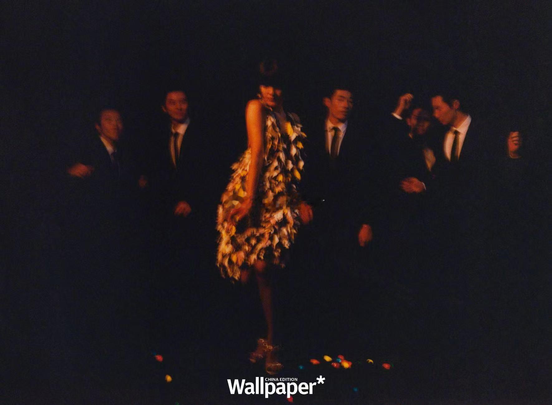 周迅金色长发 金色长发+周迅=绝杀！《Wallpaper》这组大片里，她穿着千禧