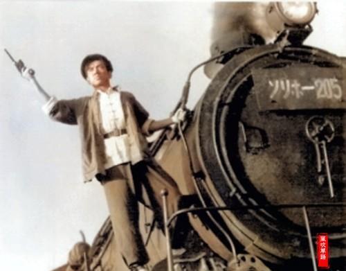 1940年，一列满载军火的日军列车正从枣庄站驶出。车厢里的日本兵刚打完盹，突然发