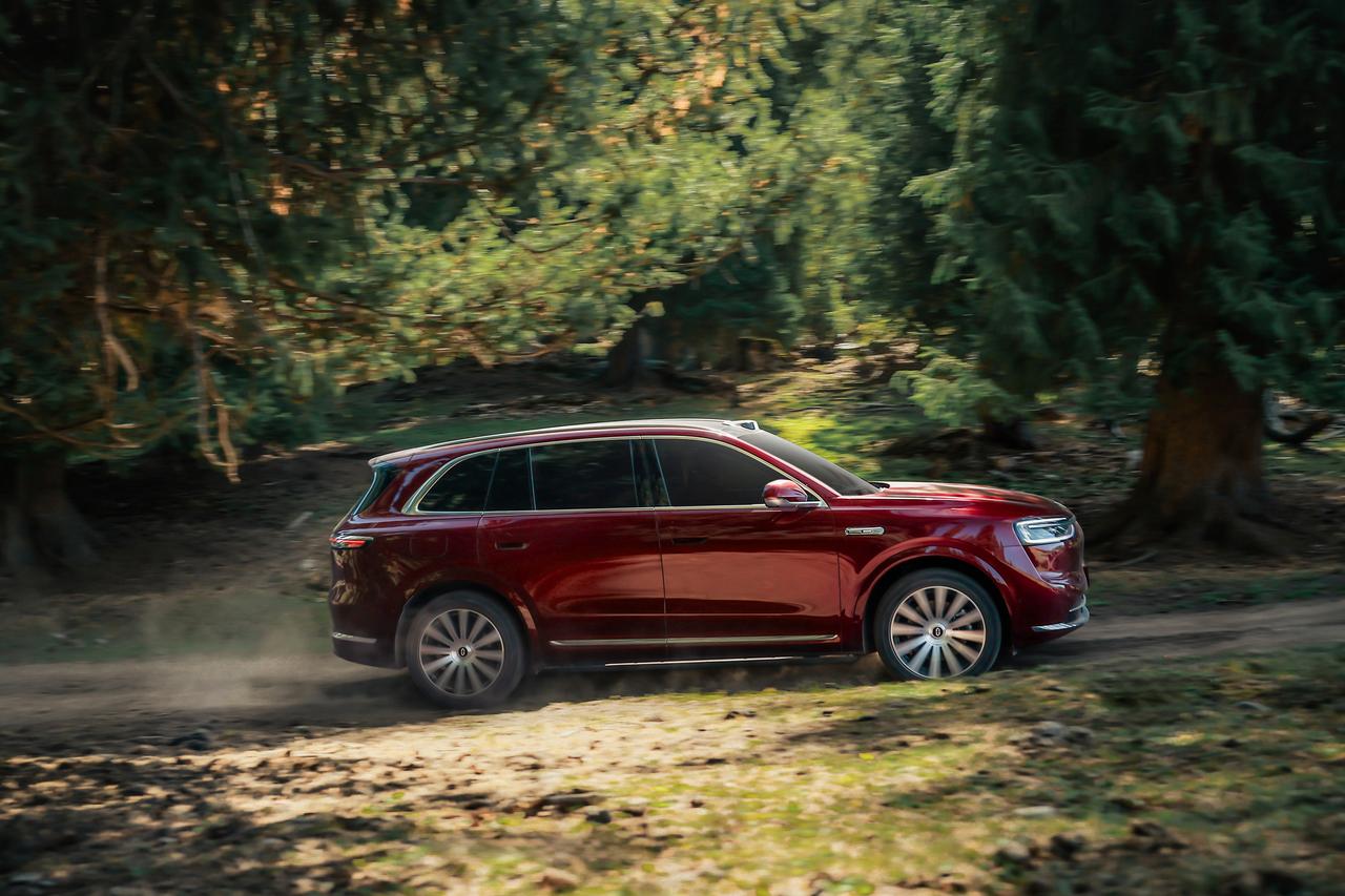 别再只看屏幕大小，全新问界M7用鸿蒙座舱重新定义车该懂人
多数车企还在比拼车机芯