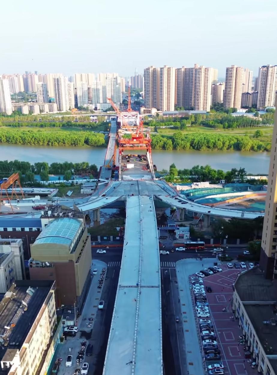 咸阳彩虹一路跨渭河大桥正在抓紧时间建设。这座渭河大桥也被称为咸阳渭河八号桥，位于