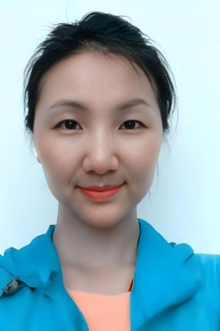 2012年，一架飞往乌鲁木齐的客机升至5000米高空时，一位空姐突然推着餐车猛撞