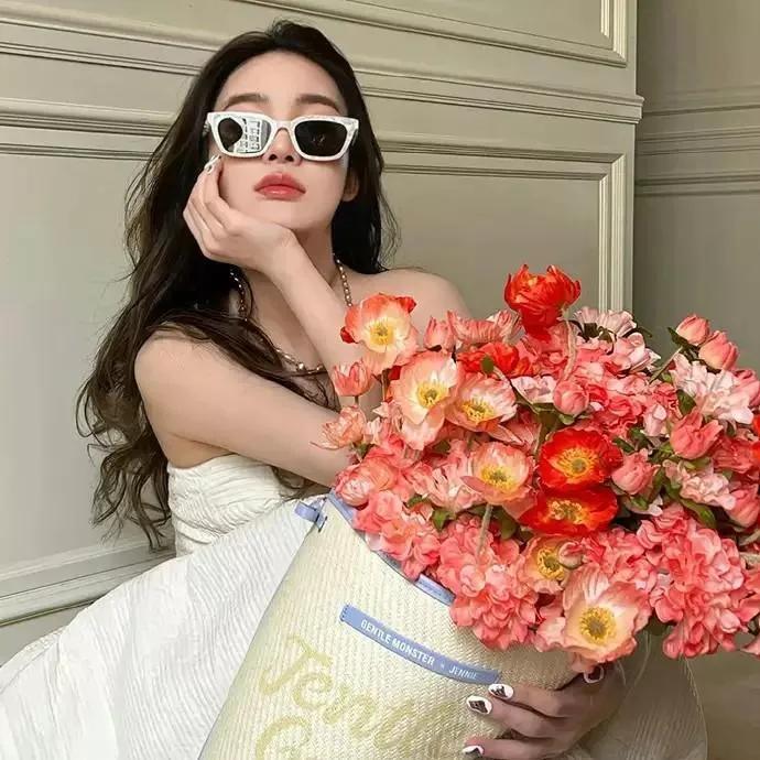 红唇轻启笑如花，妙龄佳人显风华。佳人才情超群 红唇美人照 佳人才情卓越 红唇美少