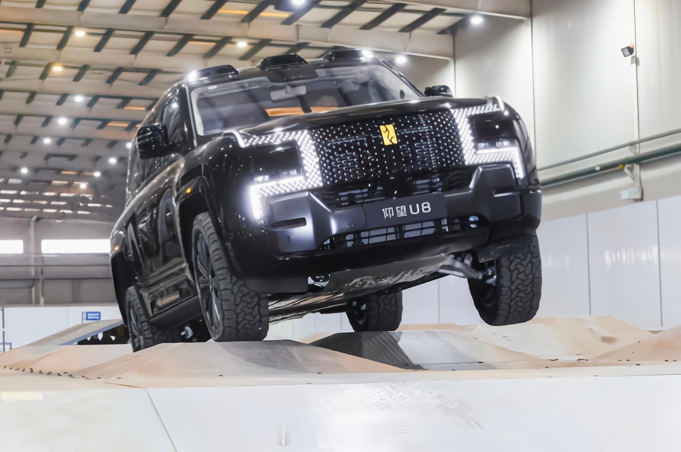 最近比亚迪综合越野开发中心首次对外开放了~12000平米的厂房里，直接复刻了天门