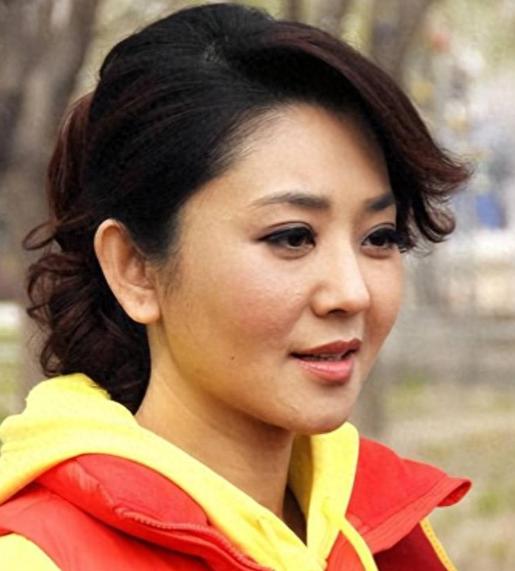 央视扫地出门、靠身体换机会、攀高枝抢资源？方琼身上那些传闻到底有多离谱。
 
