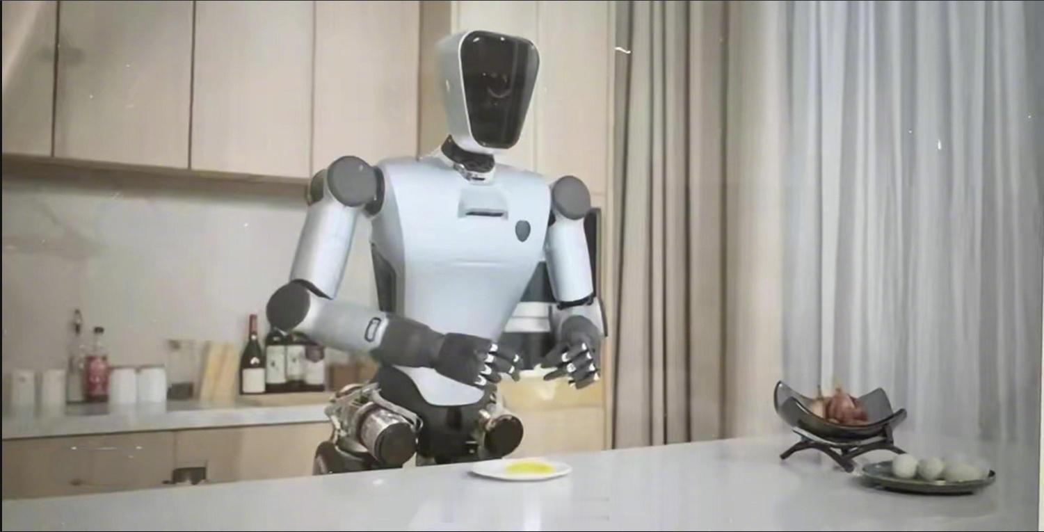 【智元新一代全尺寸机器人今年量产】智元机器人发布了新一代全尺寸人形机器人远征A3