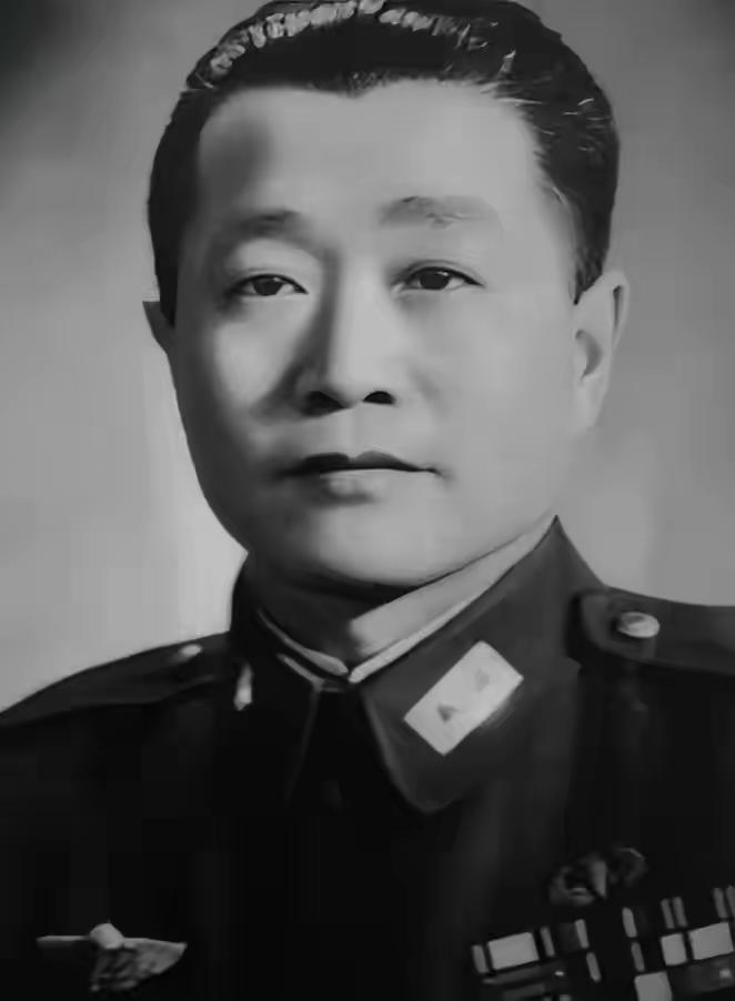 [太阳]1927年，周恩来被捕，谁料，审讯他的人，竟是他的学生，他凑近周恩来，轻