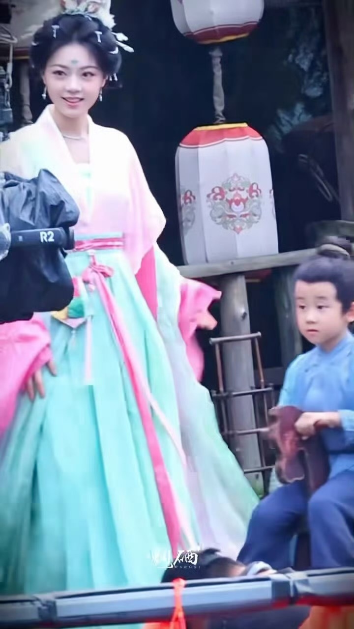 赵今麦和小朋友聊得好开心，等我小了我也要去演电视和漂亮姐姐聊天