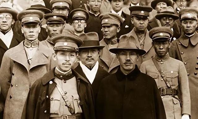 张学良晚年说，自己对国家没贡献，吕正操回了几句话令众人沉默

当两位老人面对面坐