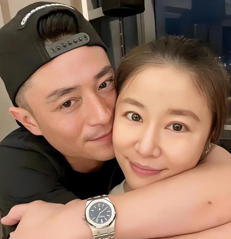 林心如发文庆祝。8月1日，林心如和老公霍建华一起冲上热搜，原因是林心如在个人社交